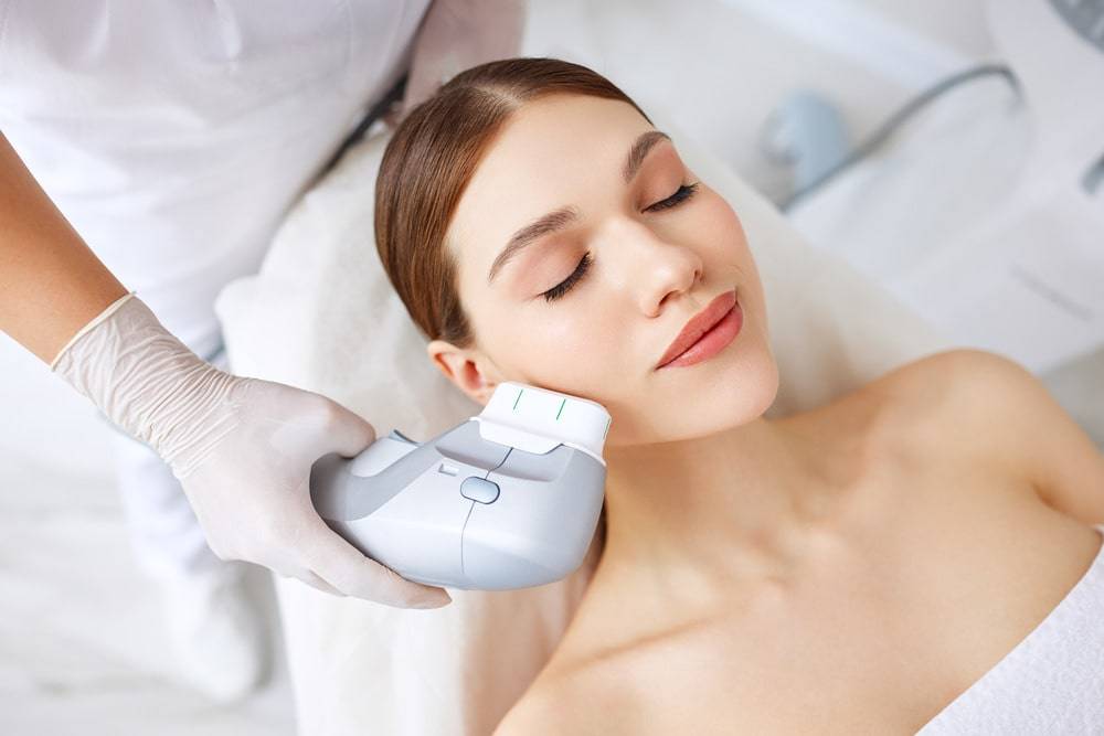Client having HIFU lifting along the jawline
